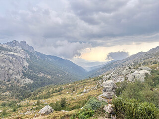 Fototapeta premium Ciel orageux spectaculaire au-dessus des montagnes corses près du refuge d’Asinau, GR20