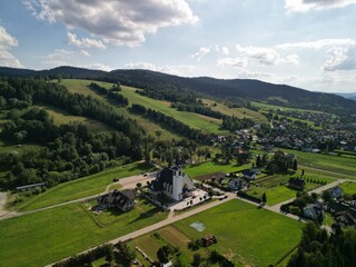 Powroznik - Polska Pięknie położona wieś w Beskidach i stara drewniana cerkiew, zdjęcie wykonane dronem. Cerkiew, góry, zdjęcie z drona, piękne miejsce © Konrad