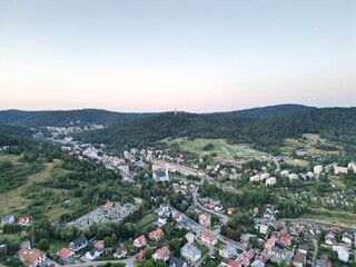 Krynica-Zdrój - Polska Pięknie położona cerkiew w górach Beskidach, zdjęcie wykonane dronem. Góry, podróż, Beskidy, pola, piękny widok, zdjęcie z drona © Konrad