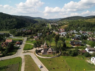 Krynica-Zdrój - Polska Pięknie położona cerkiew w górach Beskidach, zdjęcie wykonane dronem. Góry, podróż, Beskidy, pola, piękny widok, zdjęcie z drona © Konrad