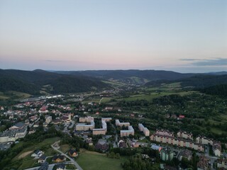 Krynica-Zdrój - Polska Pięknie położona cerkiew w górach Beskidach, zdjęcie wykonane dronem. Góry, podróż, Beskidy, pola, piękny widok, zdjęcie z drona © Konrad