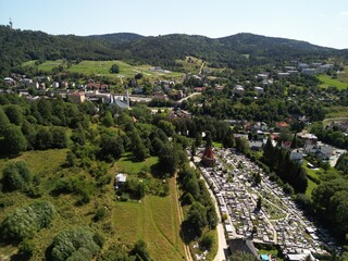 Krynica-Zdrój - Polska Pięknie położona cerkiew w górach Beskidach, zdjęcie wykonane dronem. Góry, podróż, Beskidy, pola, piękny widok, zdjęcie z drona © Konrad