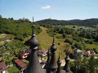 Krynica-Zdrój - Polska Pięknie położona cerkiew w górach Beskidach, zdjęcie wykonane dronem. Góry, podróż, Beskidy, pola, piękny widok, zdjęcie z drona © Konrad