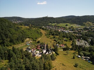 Zamek Lubowelski - Słowacja Pieknie położony zamek niedaleko gór, Tatr i Pienin, zdjęcie wykonane dronem z góry. Zamek, góry, przyroda, drzewa, dron, podróż © Konrad