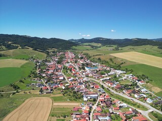 Słowacja - piękne pola z widokiem na góry Tatry, zdjęcie wykonae dronem. Pola, góry, Tatry, miasteczko, piękne miesjca © Konrad