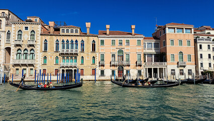 Italy, Venice, October 01, 2025, A gondolier in a black and white striped shirt is transporting tourists in Venice © Pawel Filusz