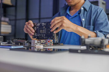 Naklejka premium Close-up of electronic technician hands working on computer mainboard repair.