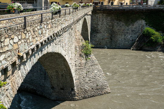 ponte romano di bard fiume dora baltea castello di bard valle d aosta italia architettura in pietra storico borgo antico acqua estate panorama turistico villaggio paesaggio monumentale