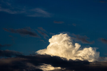 Fototapeta premium beautiful big clouds in the sky at sunset