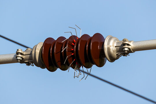 Porcelain disc insulator with spark gap on power line