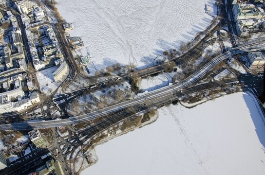 Road and railway bridge over the Alster in winter with ice and snow, bridge, Kennedybr&uuml;cke, Lombardsbr&uuml;cke, Alster, Inner Alster Lake, Au&szlig;enalster, winter, ice, snow, Hamburg, Germany