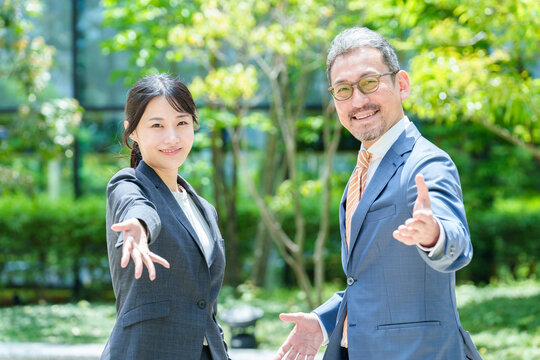 手を差し伸べるビジネスパーソン