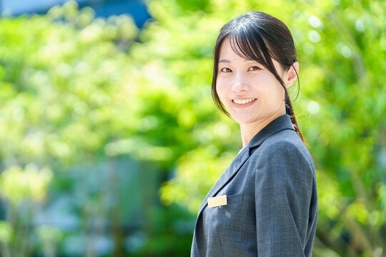 グレーのスーツを着用したビジネスウーマン　ポートレート　野外　屋外