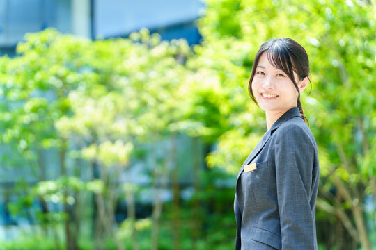 グレーのスーツを着用したビジネスウーマン　ポートレート　野外　屋外