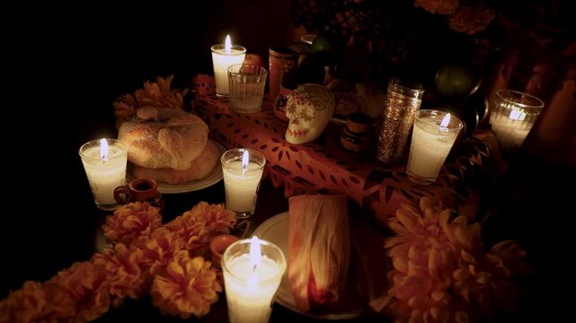 Ofrenda tradicional de D&iacute;a de Muertos en M&eacute;xico decorada con flores de cempas&uacute;chil, velas, pan de muerto, fruta y alimentos como homenaje a los seres queridos fallecidos.