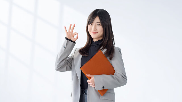 OKポーズをする女性・ビジネスウーマン, Businesswoman Making an OK Gesture