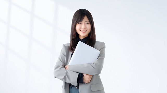 ノートパソコンを持つ女性・ビジネスウーマン, Businesswoman Holding a Laptop