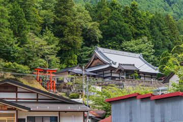 薮原神社の赤い一之鳥居と法城山 極楽寺（長野県木曽郡木祖村　藪原宿） © knight0315