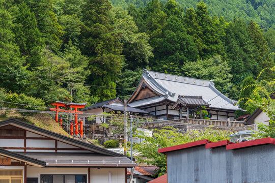 薮原神社の赤い一之鳥居と法城山 極楽寺（長野県木曽郡木祖村　藪原宿）