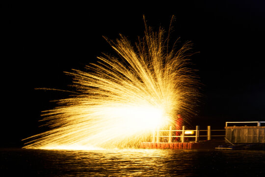 Golden sparks flew as the intangible cultural heritage of iron-making was displayed on the lakeside.