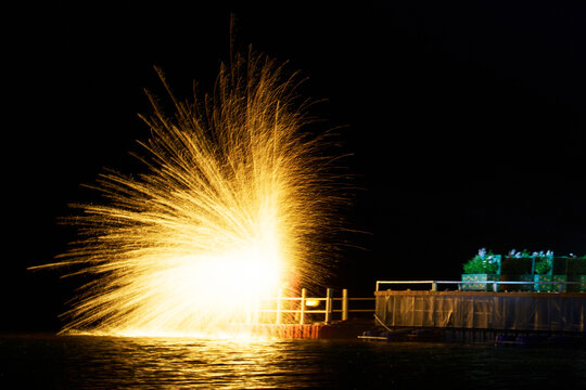 Golden sparks flew as the intangible cultural heritage of iron-making was displayed on the lakeside.