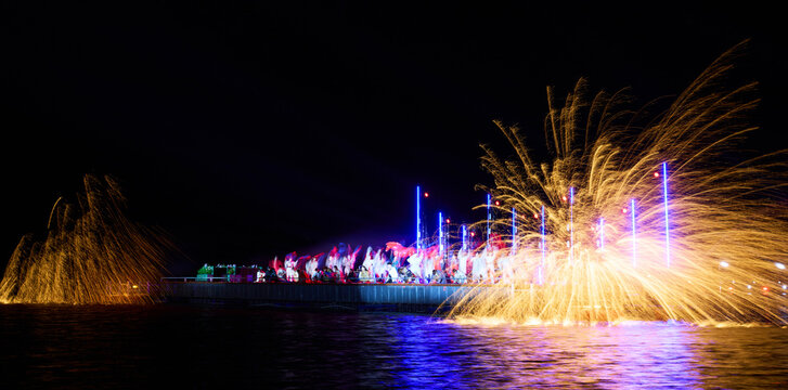 Golden sparks flew as the intangible cultural heritage of iron-making was displayed on the lakeside.