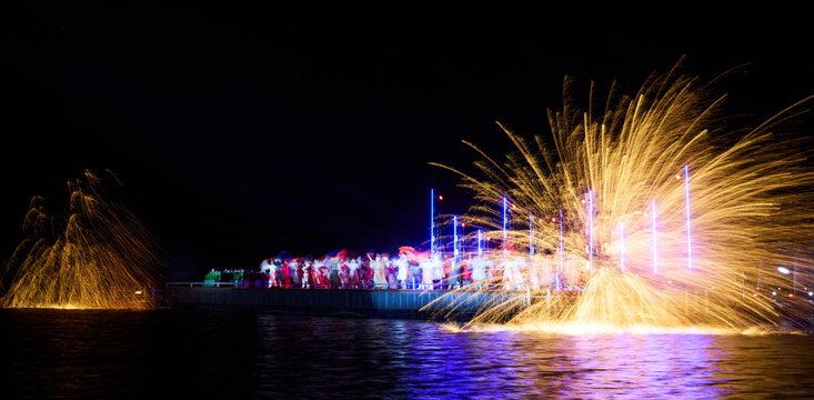 Golden sparks flew as the intangible cultural heritage of iron-making was displayed on the lakeside.