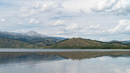 Fototapeta premium mountain lake. a lake in the forest. summer in the mountains
