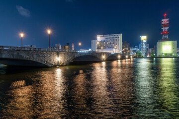 Fototapeta premium 夏の夜の信濃川と萬代橋