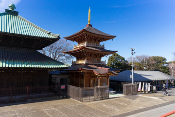 Obraz premium Beautiful Ikegami Honmonji Temple with blue sky in Tokyo, Japan.
