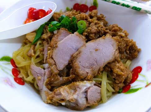 Malaysian kolo mee with sliced pork and minced meat