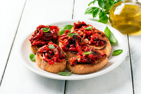 Bruschette con peperoni, olio Evo e basilico, Cibo Italiano 
