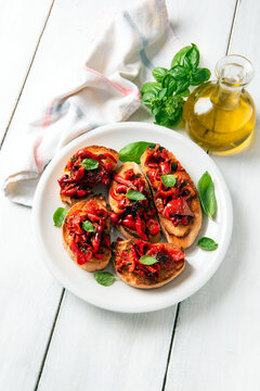 Bruschette con peperoni, olio Evo e basilico, Cibo Italiano 