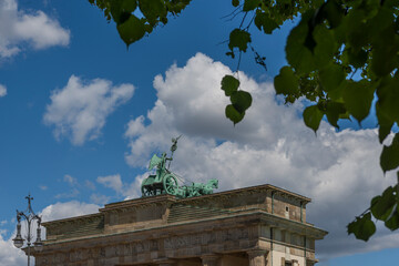 Das Brandenburger Tor in grüner Umgebung in Berlin © franzeldr