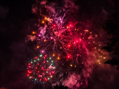 Fuegos artificiales dorados y destellos rojos iluminan el cielo nocturno en una espectacular exhibici&oacute;n pirot&eacute;cnica de celebraci&oacute;n.