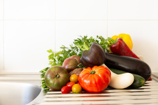 Ensemble de l&eacute;gumes d'un jardin d'&eacute;t&eacute; pos&eacute; sur un &eacute;vier de cuisine en inox, composition pour une recette &agrave; base de l&eacute;gumes frais
