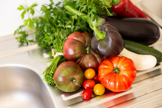 L&eacute;gumes frais du potager pos&eacute; sur un &eacute;vier de cuisine en inox
