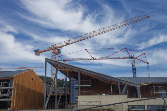 Chantier de construction d'un b&acirc;timent avec deux grues