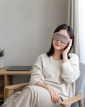 Young Japanese Remote Worker Resting with a Warm Eye Mask,温アイマスクで休息する若い日本人リモートワーカー