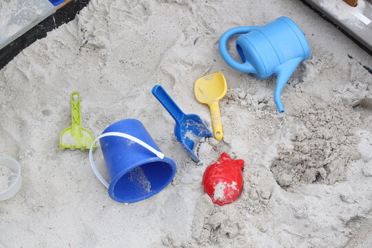 Sandkasten mit Kinderspielzeug Kinder