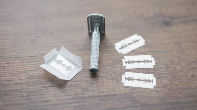 Traditional safety razors and blade packs for grooming