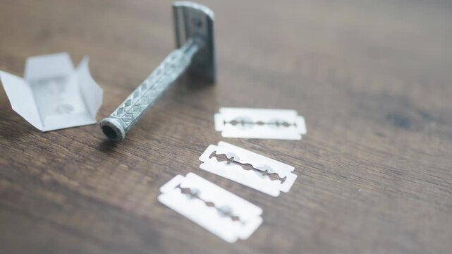 Traditional safety razors and blade packs for grooming