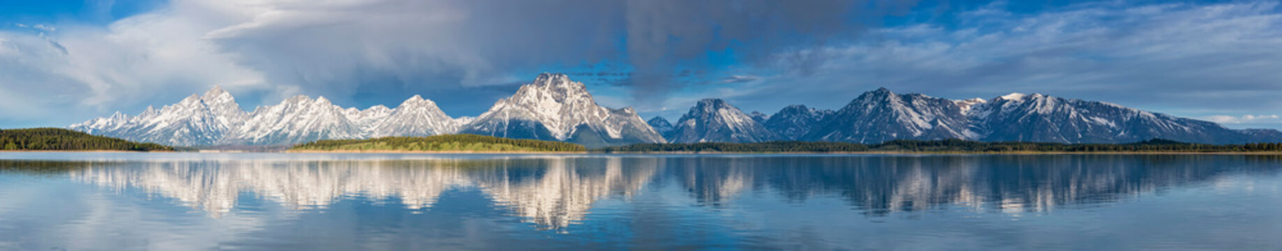 USA, Wyoming, Grand Teton National Park, Jackson Lake with Teton Range, Mount Moran, Panorama
