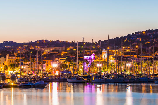 France, Provence-Alpes-Cote d'Azur, Department Var, Bandol, Marina in the evening