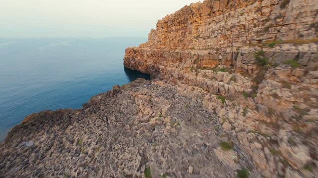 Volo in FPV sulla scogliera di Torre Uluzzo - Salento - Porto Selvaggio