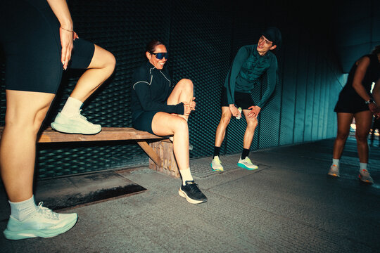 Running recovery unfolds with people at rest on a bench after training