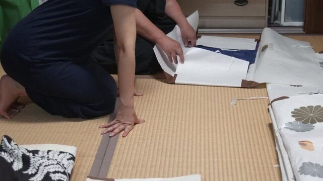 着物の整理をする女性