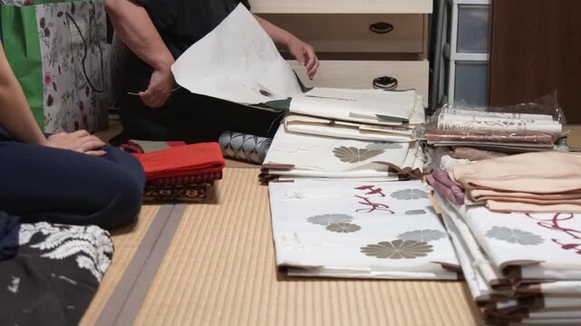 着物の整理をする女性