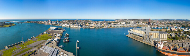 Naklejka premium Aerial Newcastle Port docked ship to nobbys short pan
