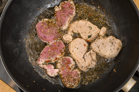 Fry the meat in a pan with heated frying oil and lard.
